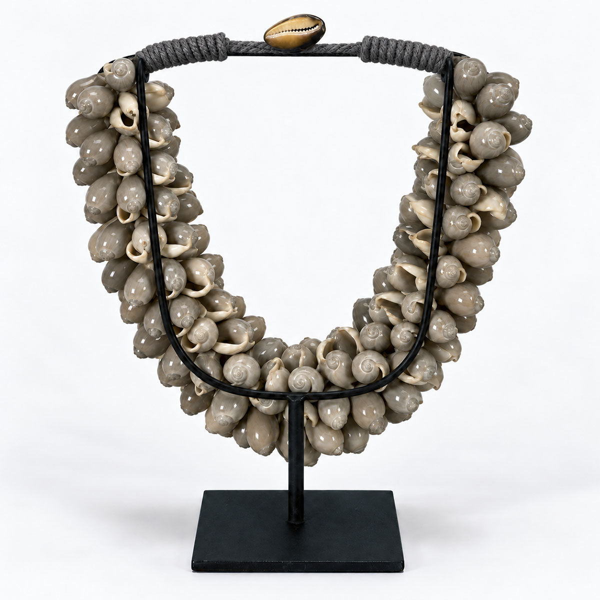 Schelpenketting op Standaard - Grijs/Bruin - H 32 cm