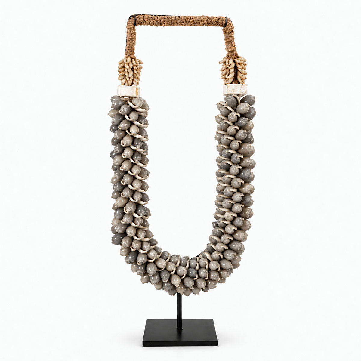 Schelpenketting op Standaard Hoog - Grijs/Bruin - H 55 cm