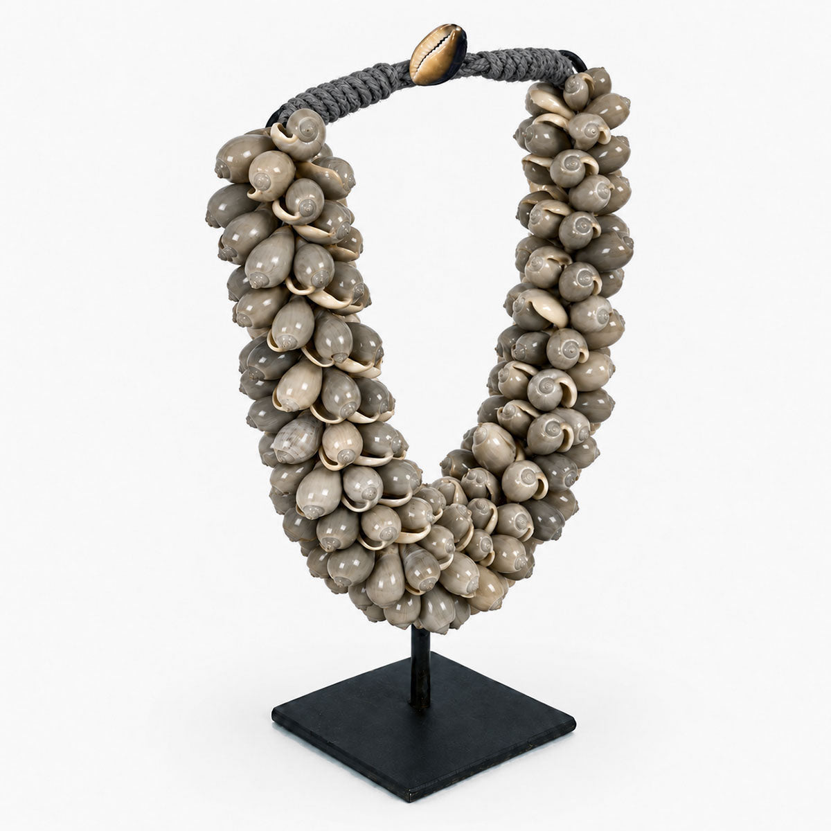 Schelpenketting op Standaard - Grijs - H 32 cm