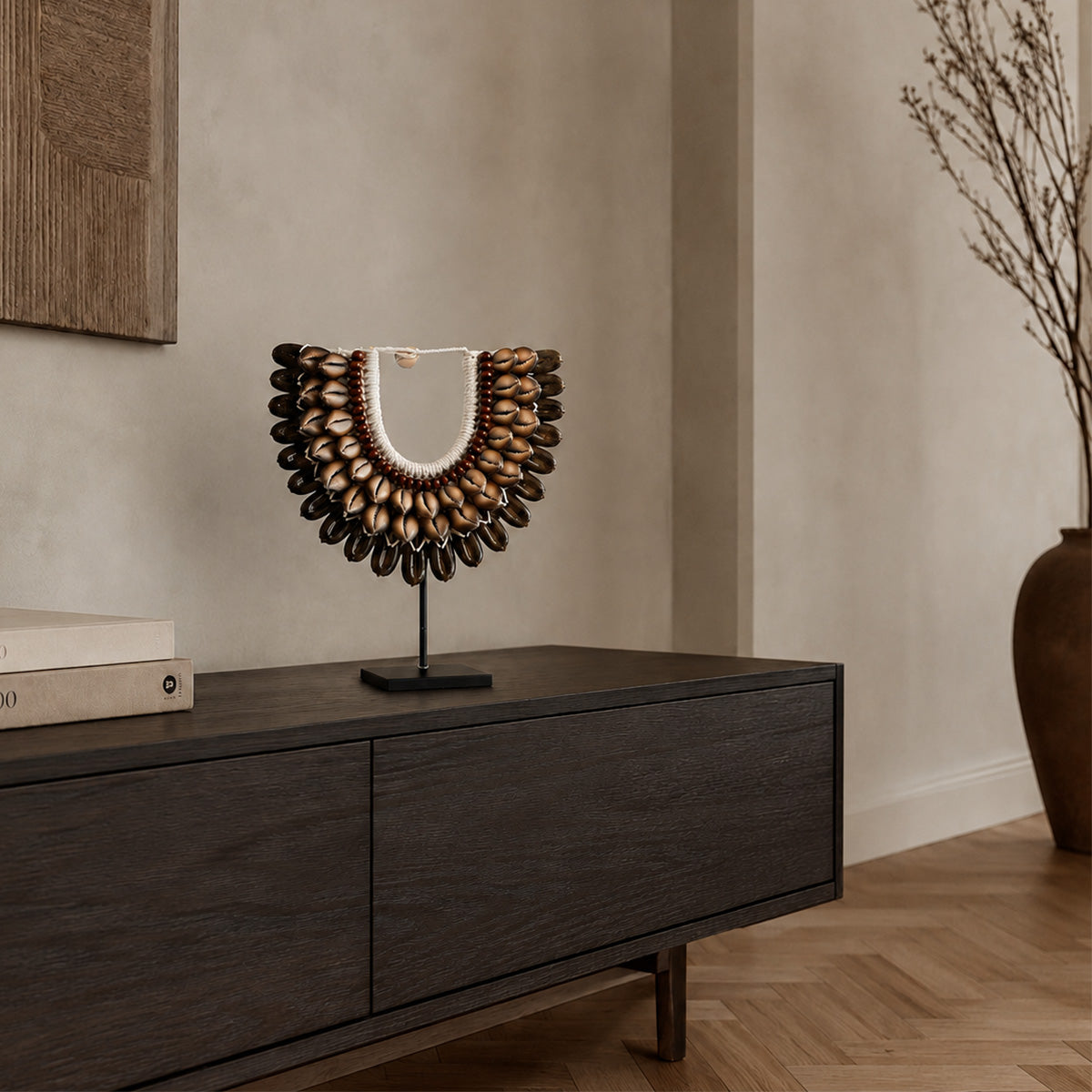 Schelpenketting op Standaard - Bruin/Wit - H 26 cm