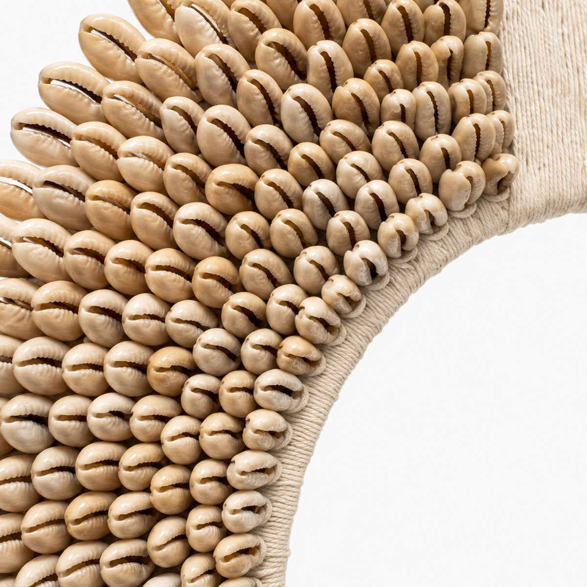 Schelpenketting Rond op Standaard - Beige/Wit - H 38 cm