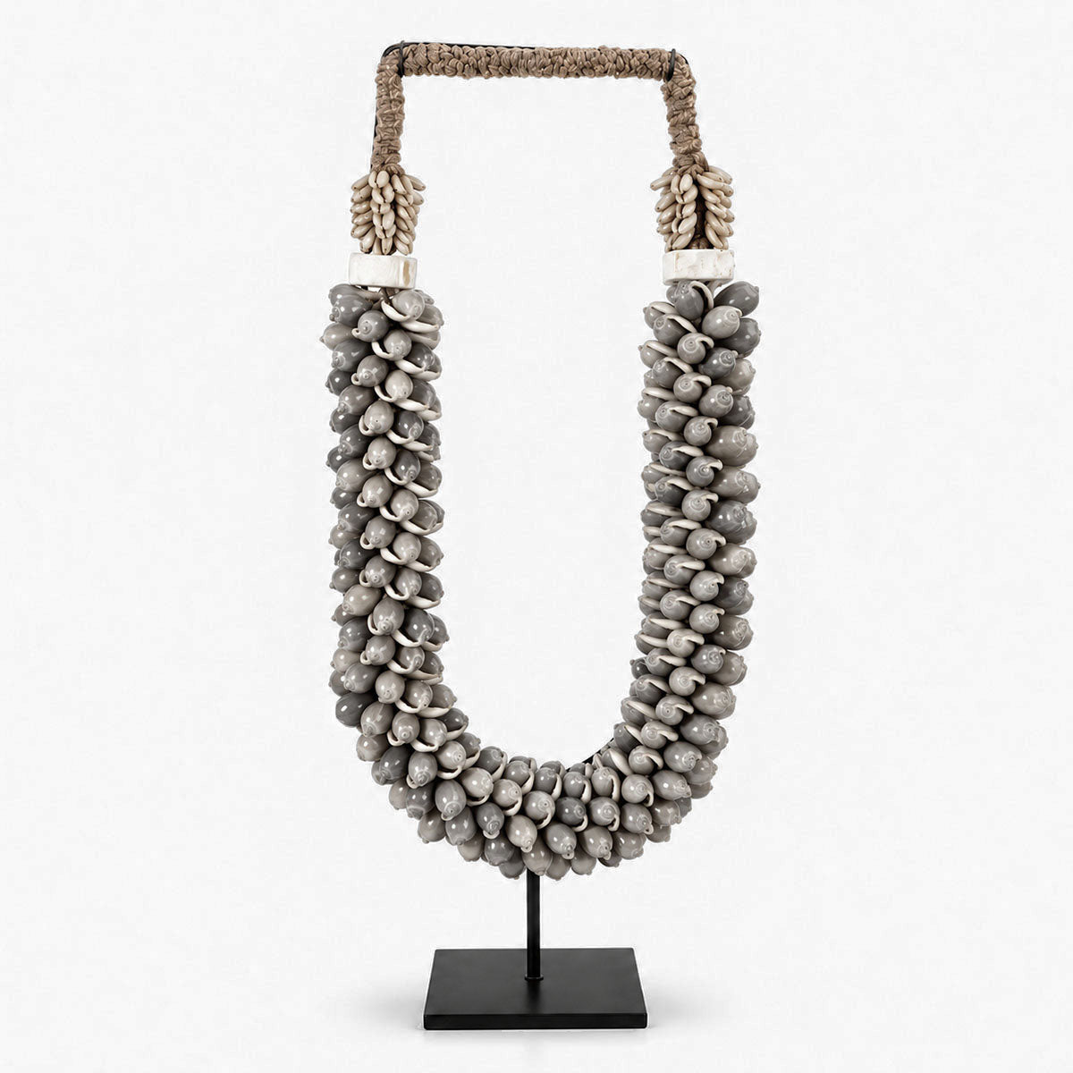 Schelpenketting op Standaard Hoog - Grijs - H 55 cm