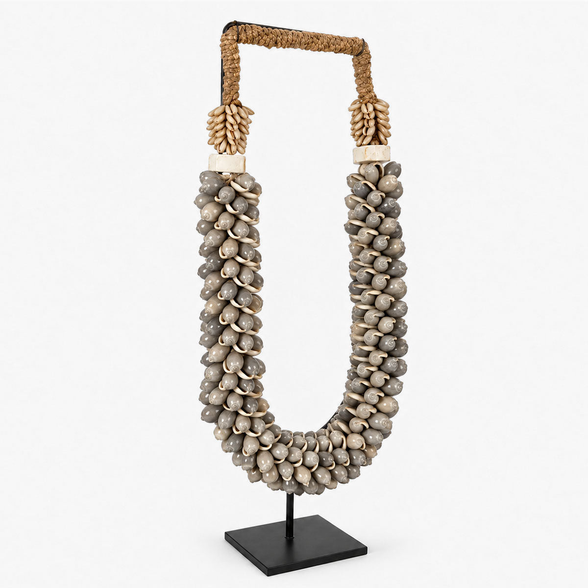 Schelpenketting op Standaard Hoog - Grijs - H 55 cm