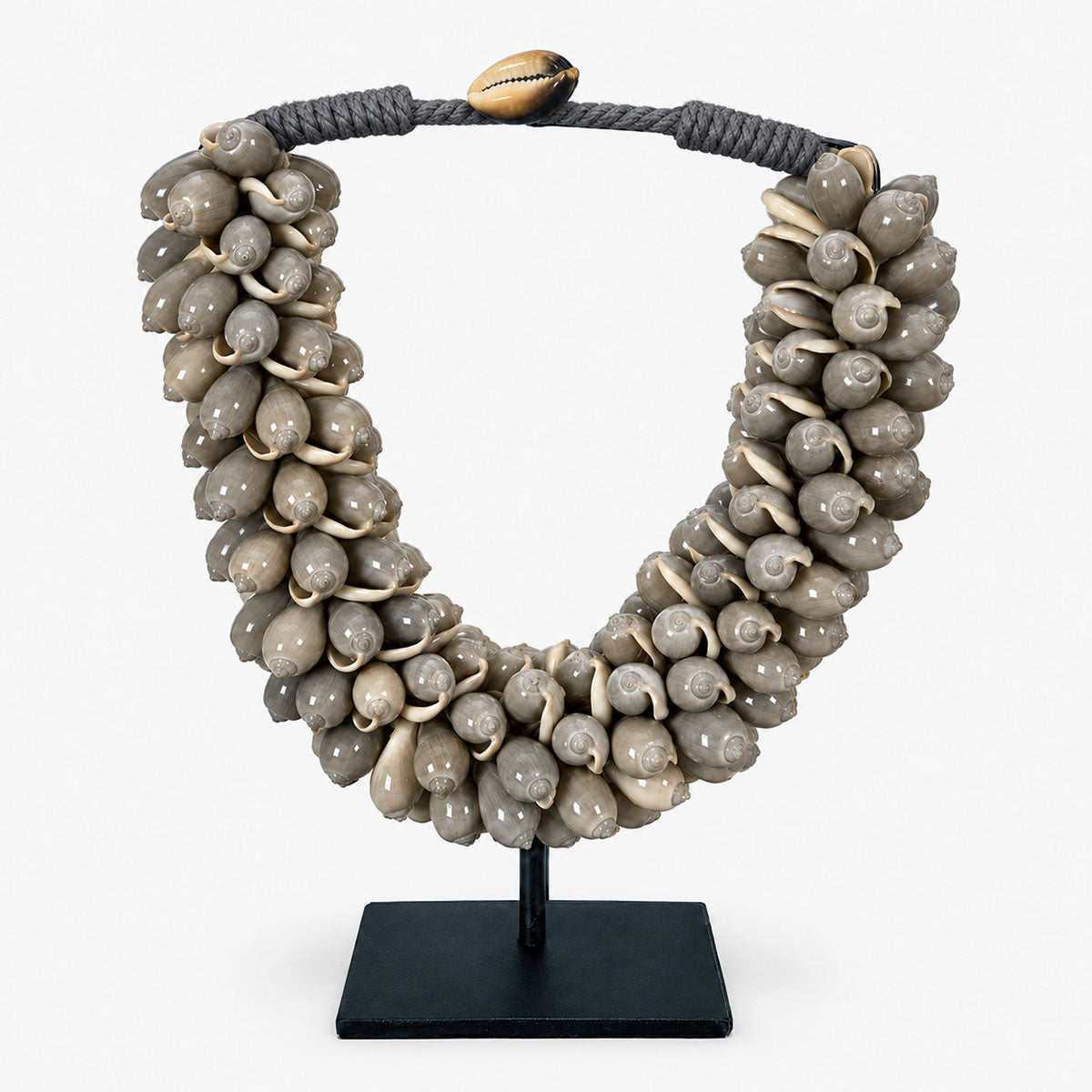 Schelpenketting op Standaard - Grijs - H 32 cm