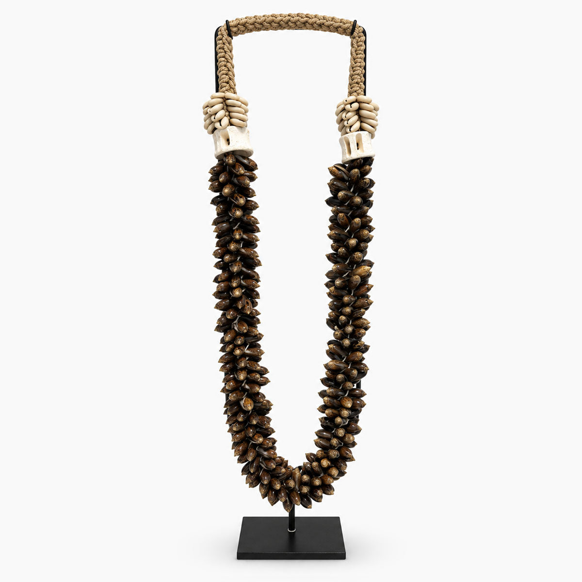 Schelpenketting op Standaard Hoog - Bruin - H 55 cm