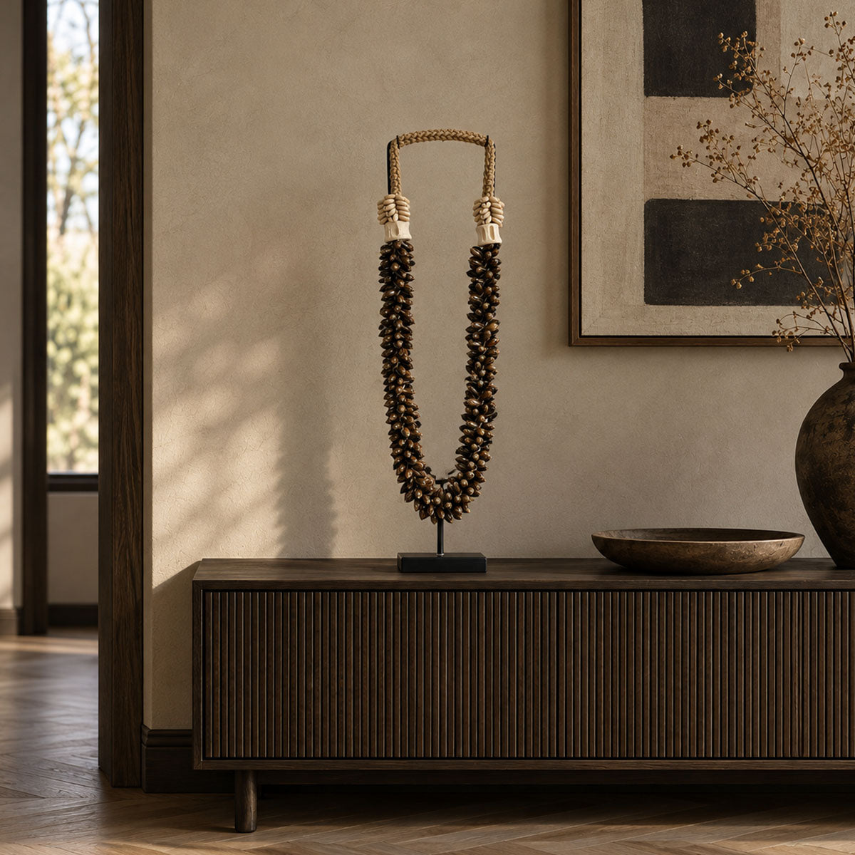 Schelpenketting op Standaard Hoog - Bruin - H 55 cm